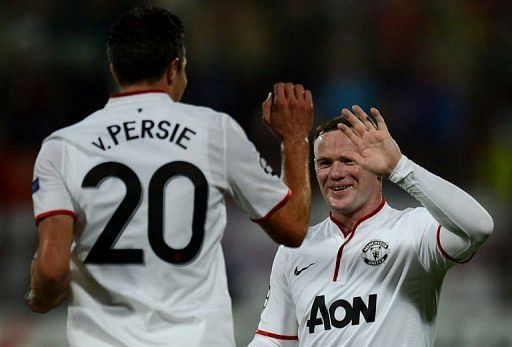 Manchester United's Wayne Rooney (R) celebrates with Robin van Persie after Persie scored